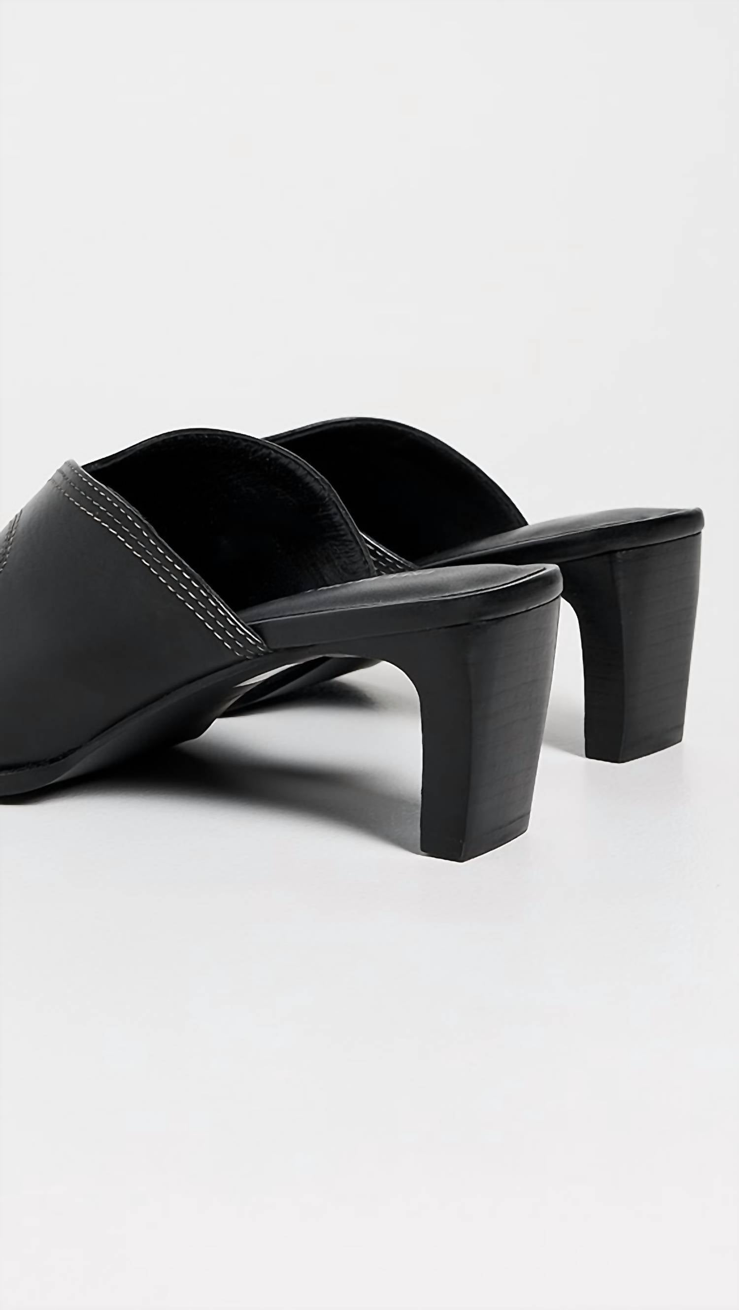 Zapatos destalonados de mujer color negro