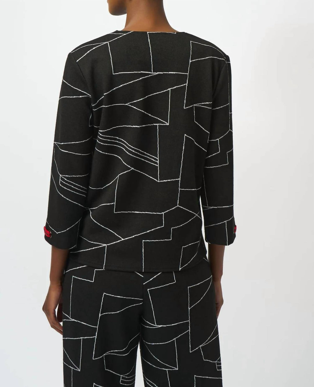 Top con cuello en V color negro y blanco