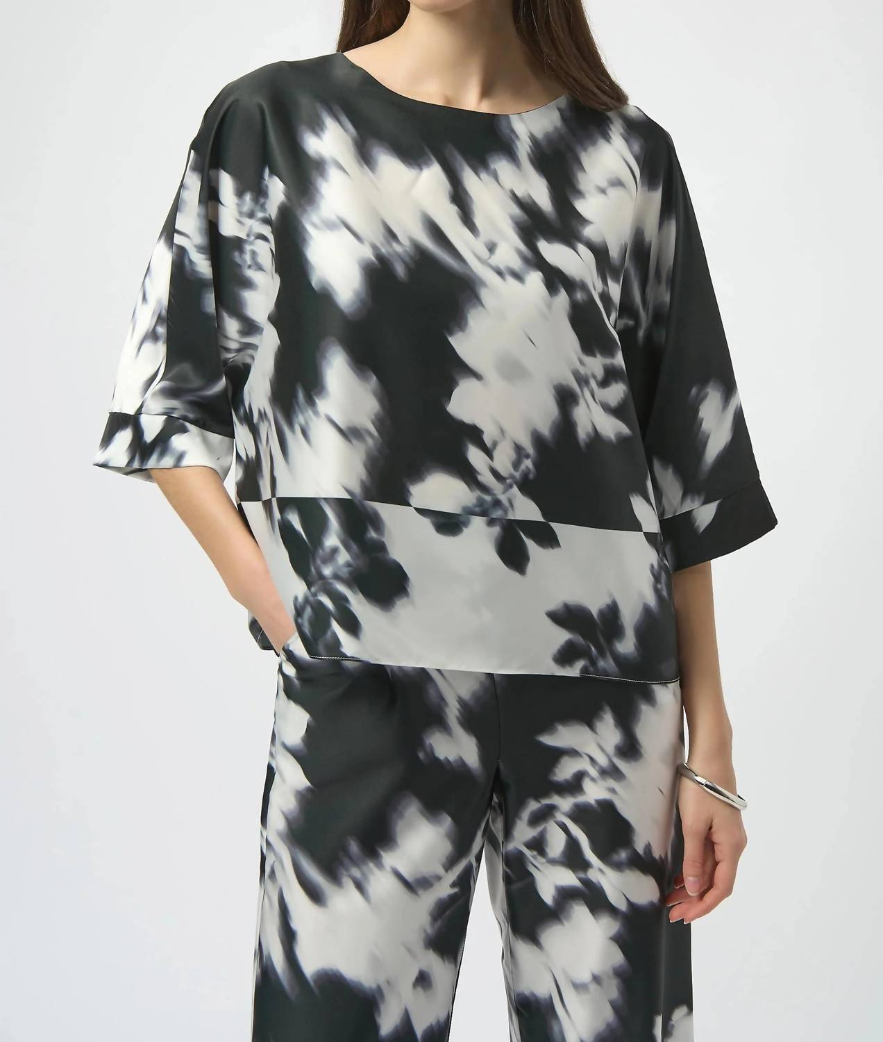 Top de satén con estampado floral color negro y blanco