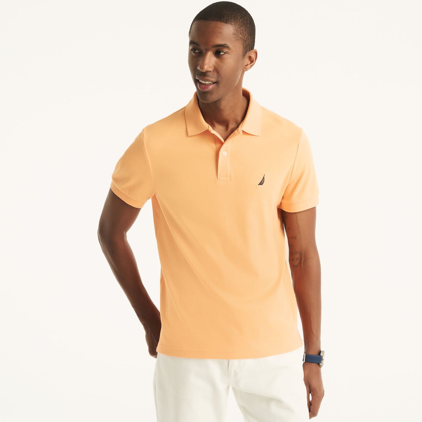 Polo de corte ajustado