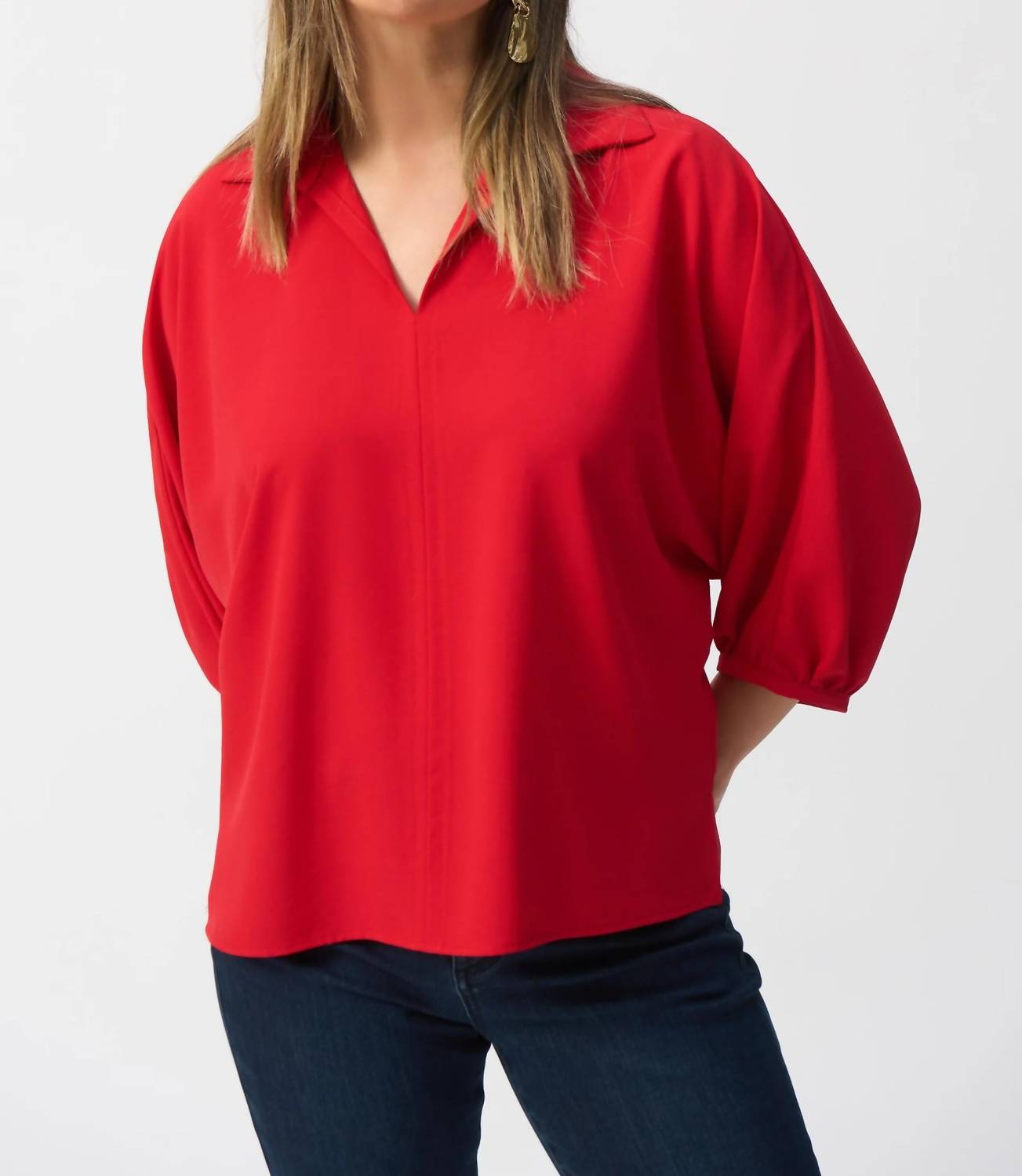 Top con cuello en V color rojo