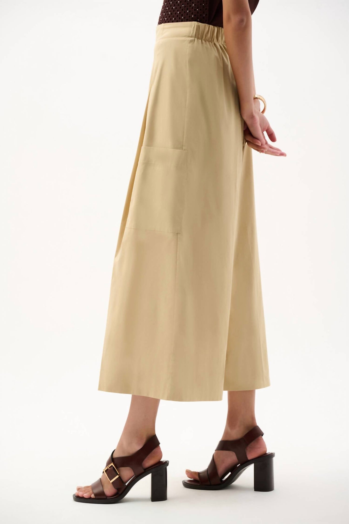 Pantalón de pierna ancha color beige