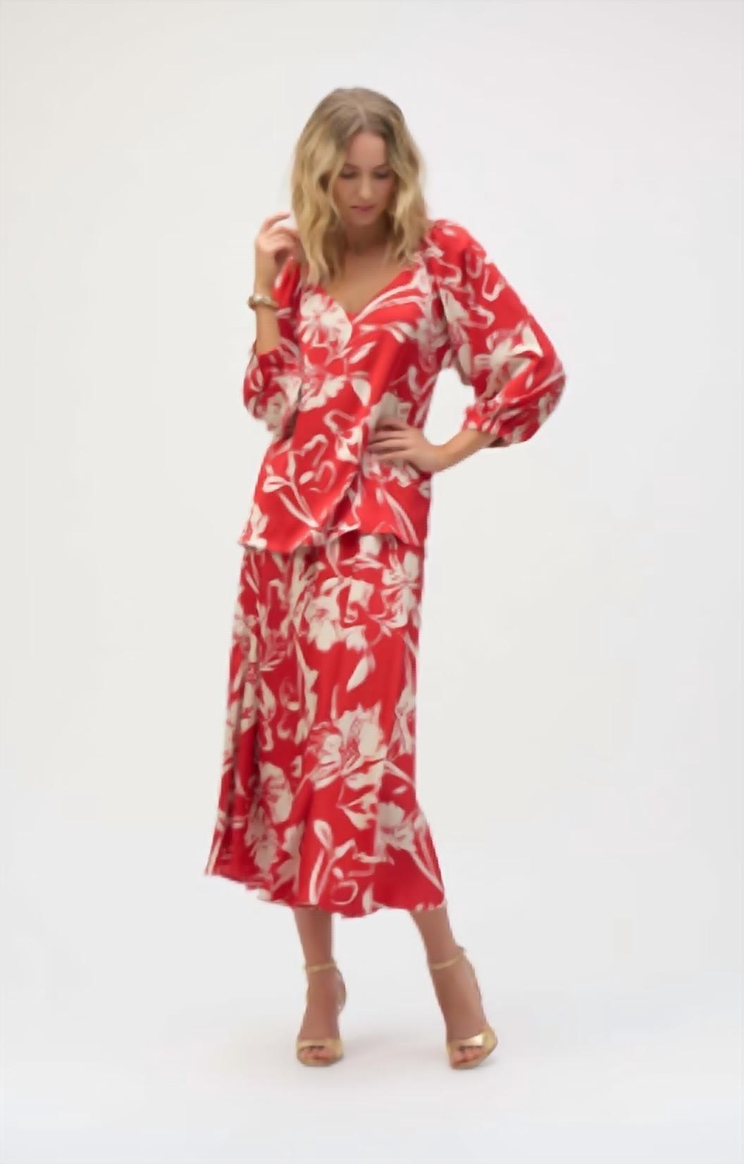 Suéter con cuello en V con estampado floral color rojo y crema