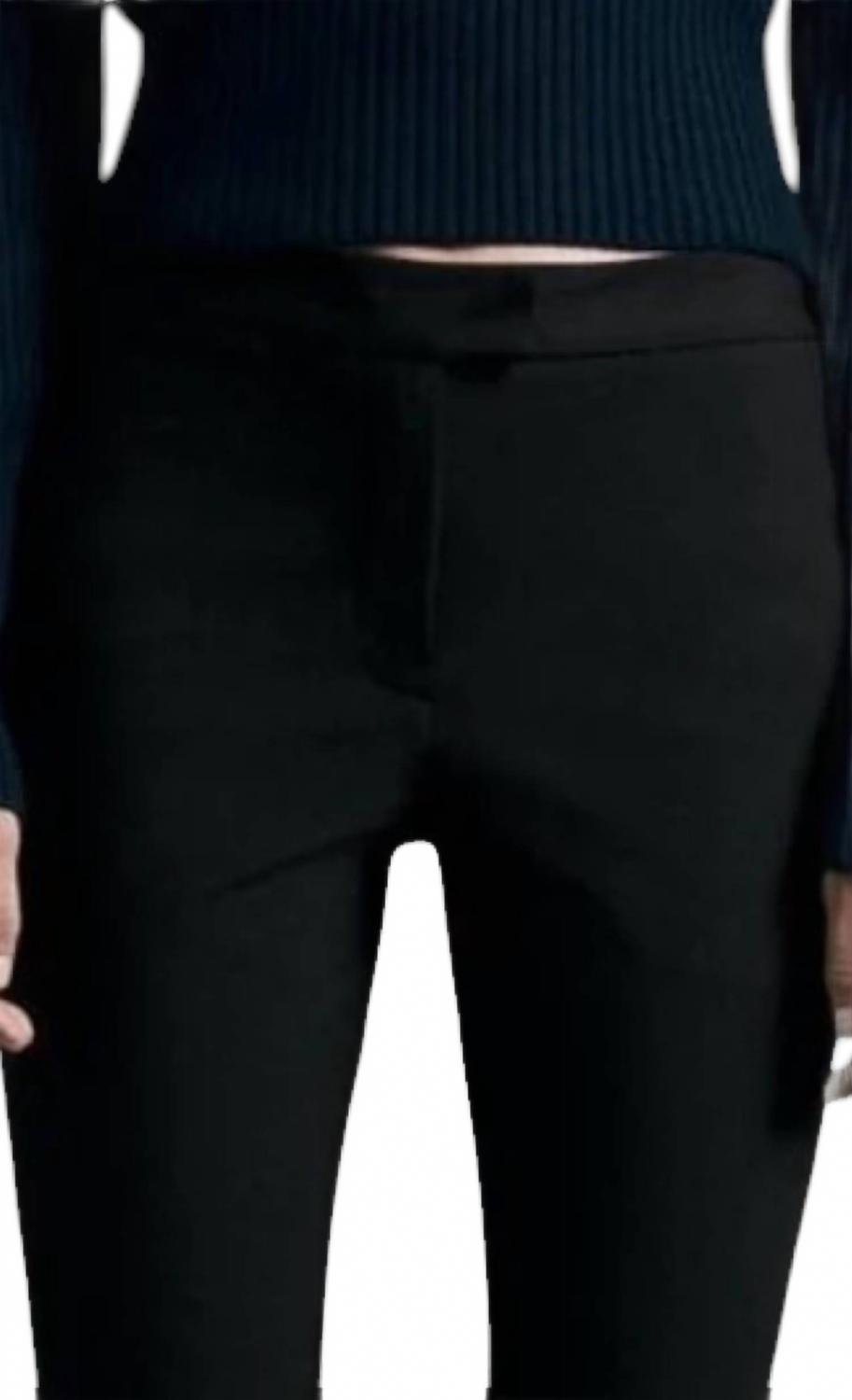 Pantalón de corte ajustado color negro