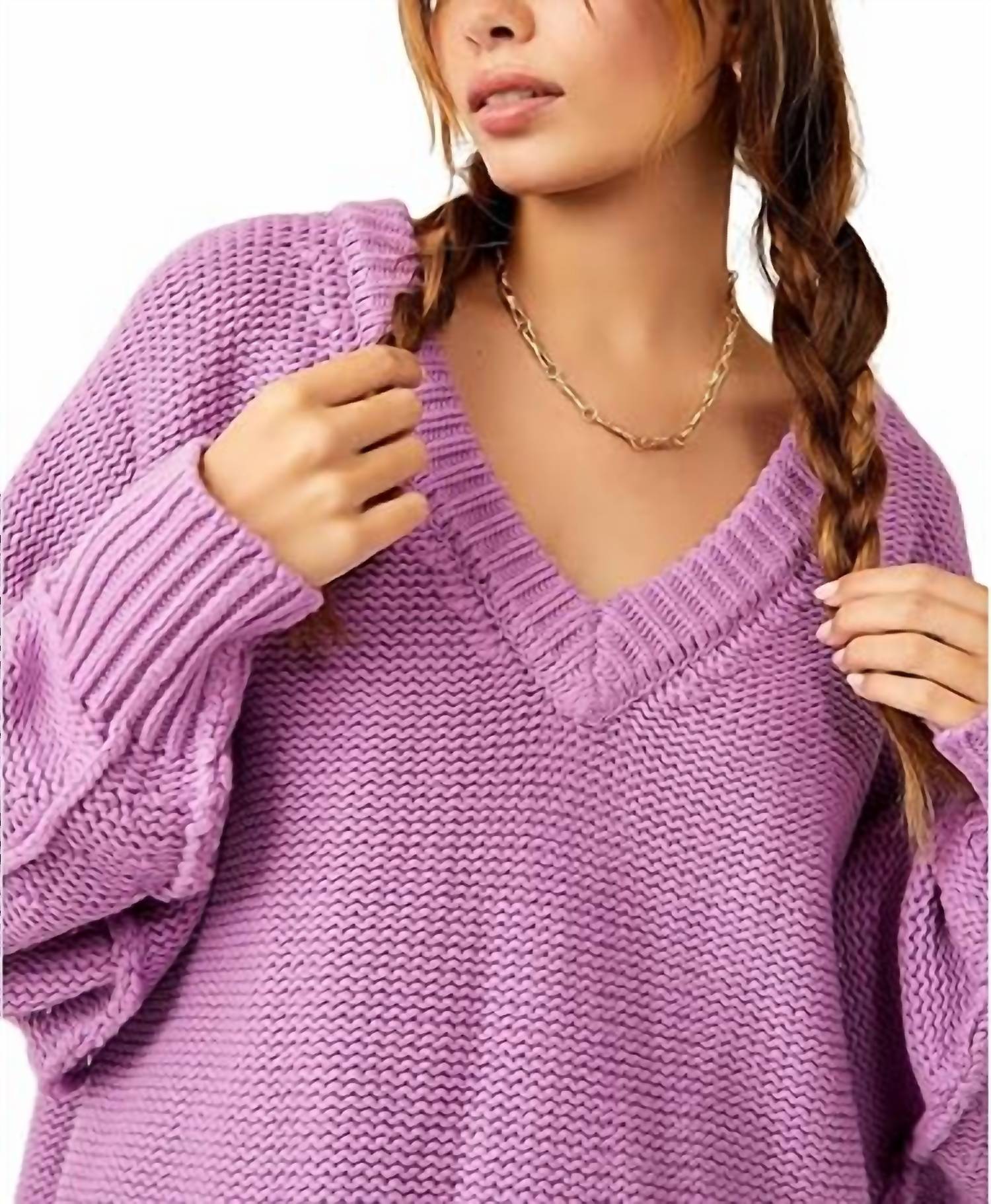 Suéter con cuello en V color violeta