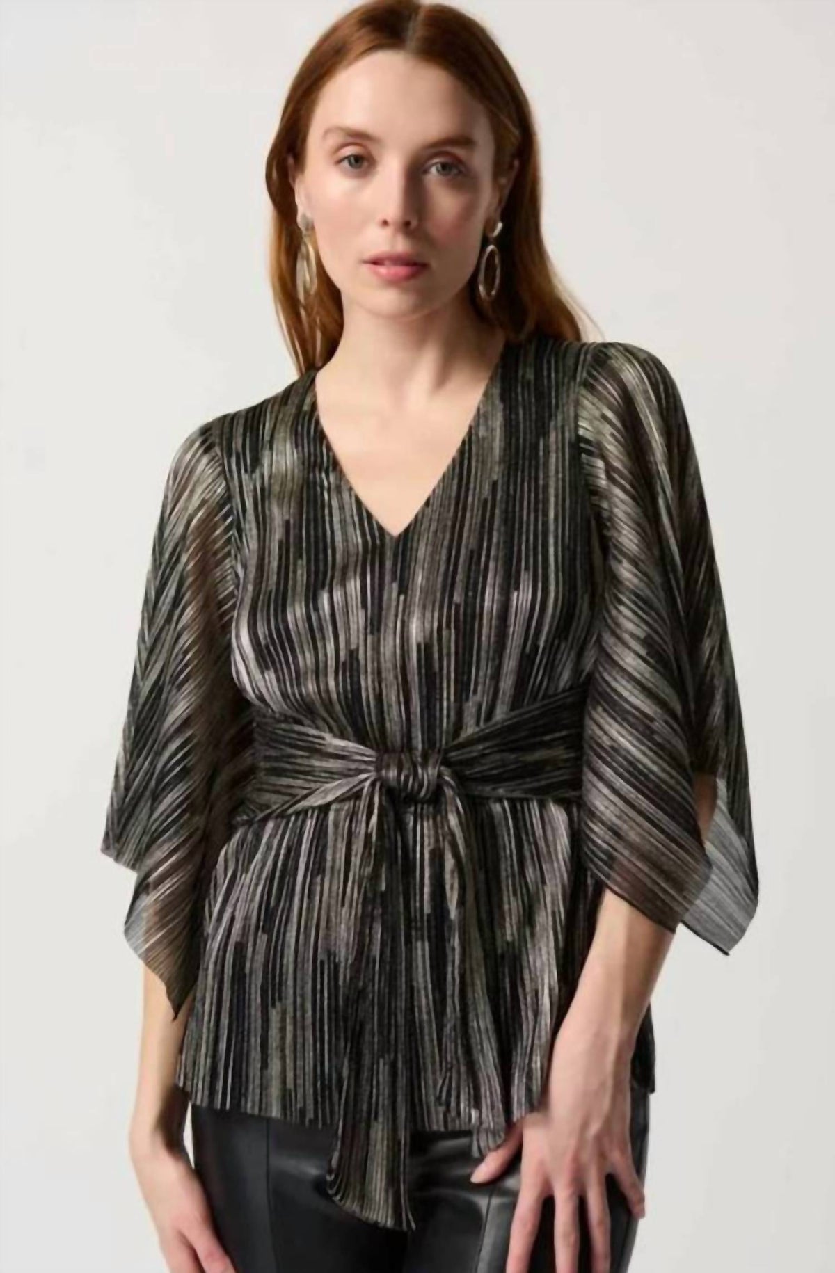 Top con pliegues color negro y dorado