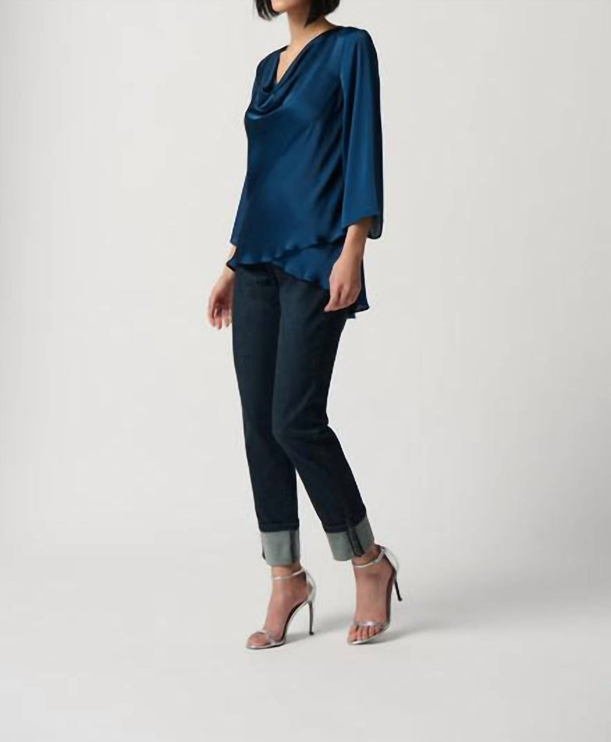 Blusa de satén color azul marino