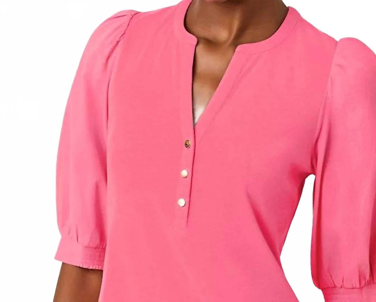Vestido corto con cuello en V color rosado