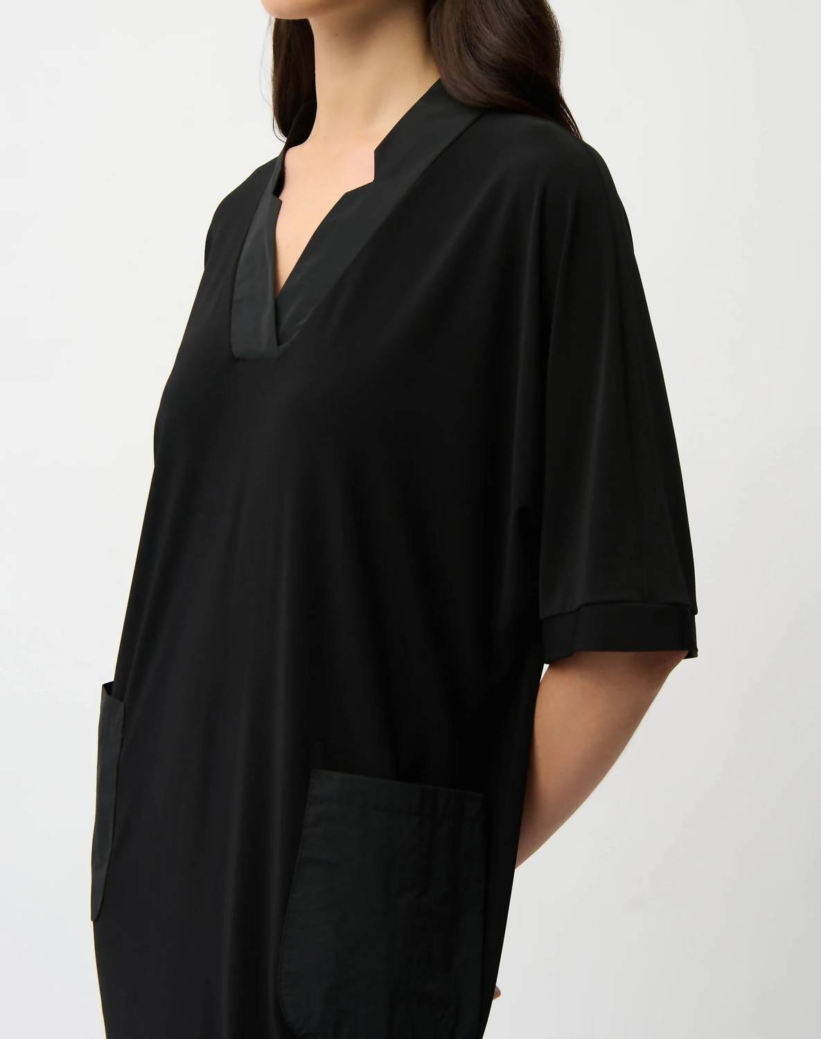 Vestido con cuello en V color negro