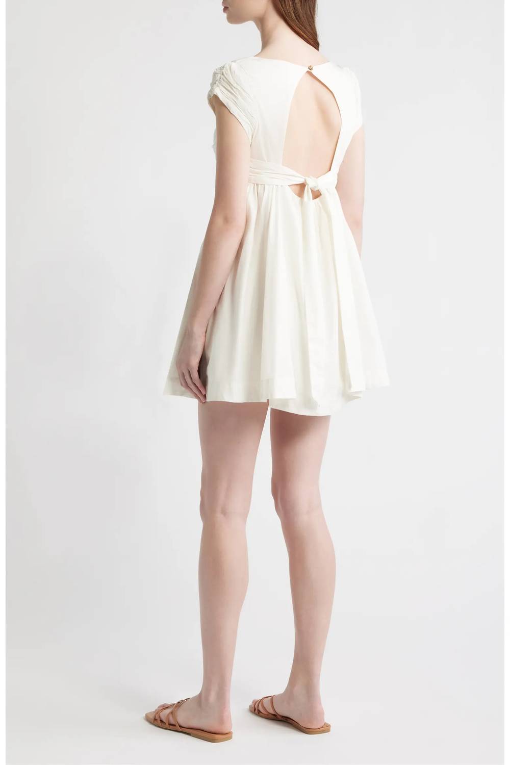 Vestido con espalda descubierta color marfil