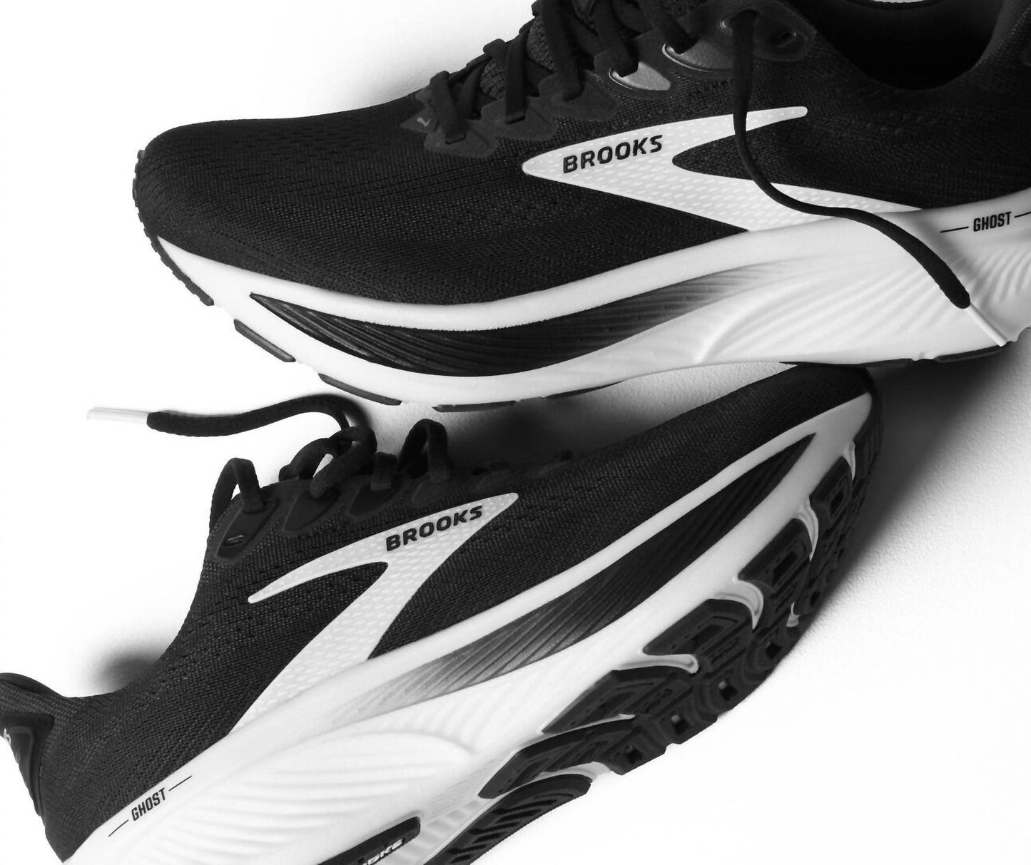 Tenis para correr de mujer color negro y blanco y gris