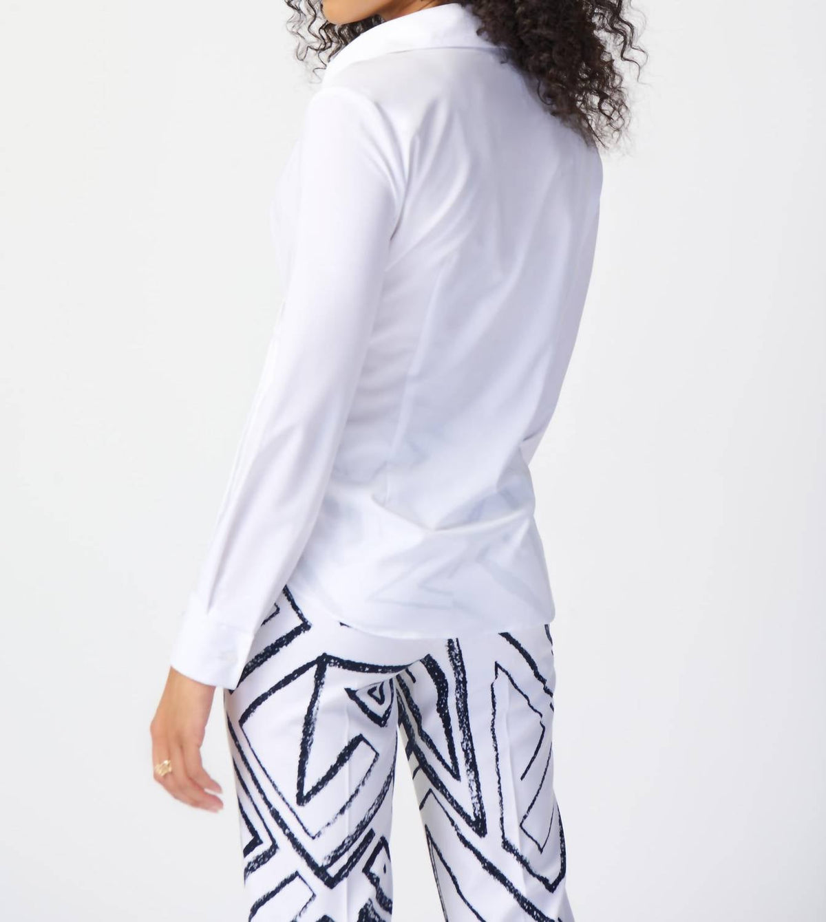 Blusa con cuello en V color blanco