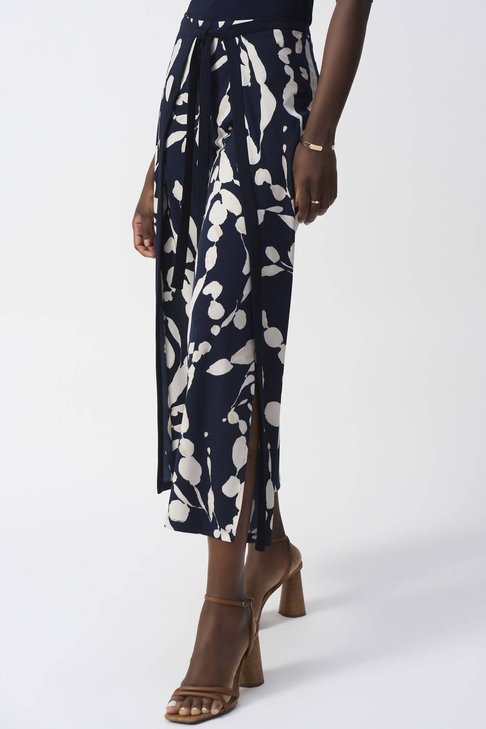 Pantalón con estampado floral color azul y beige