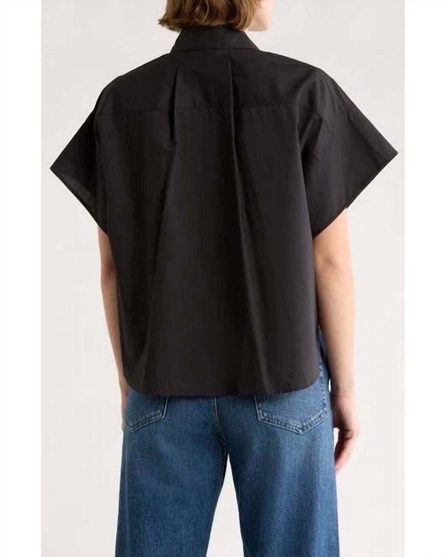 Camisa de manga corta color negro