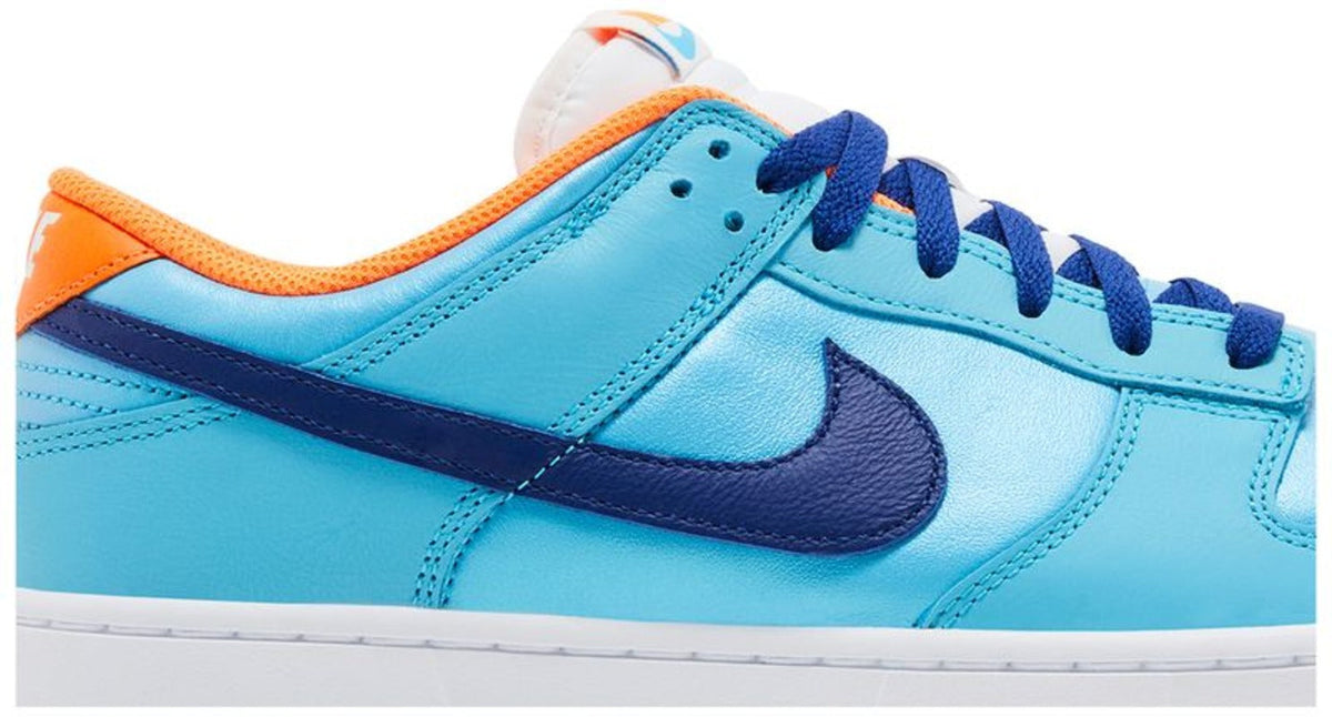 Calzado color azul y naranja