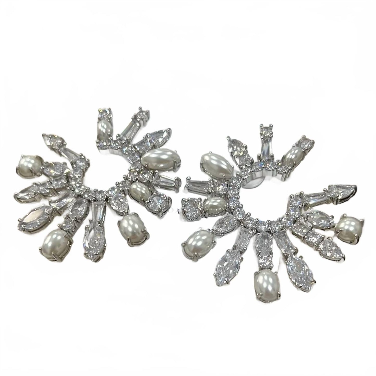Aretes de mujer color plateado