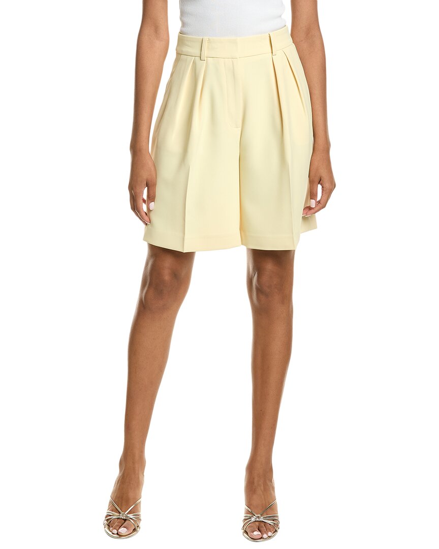 Short con pliegues
