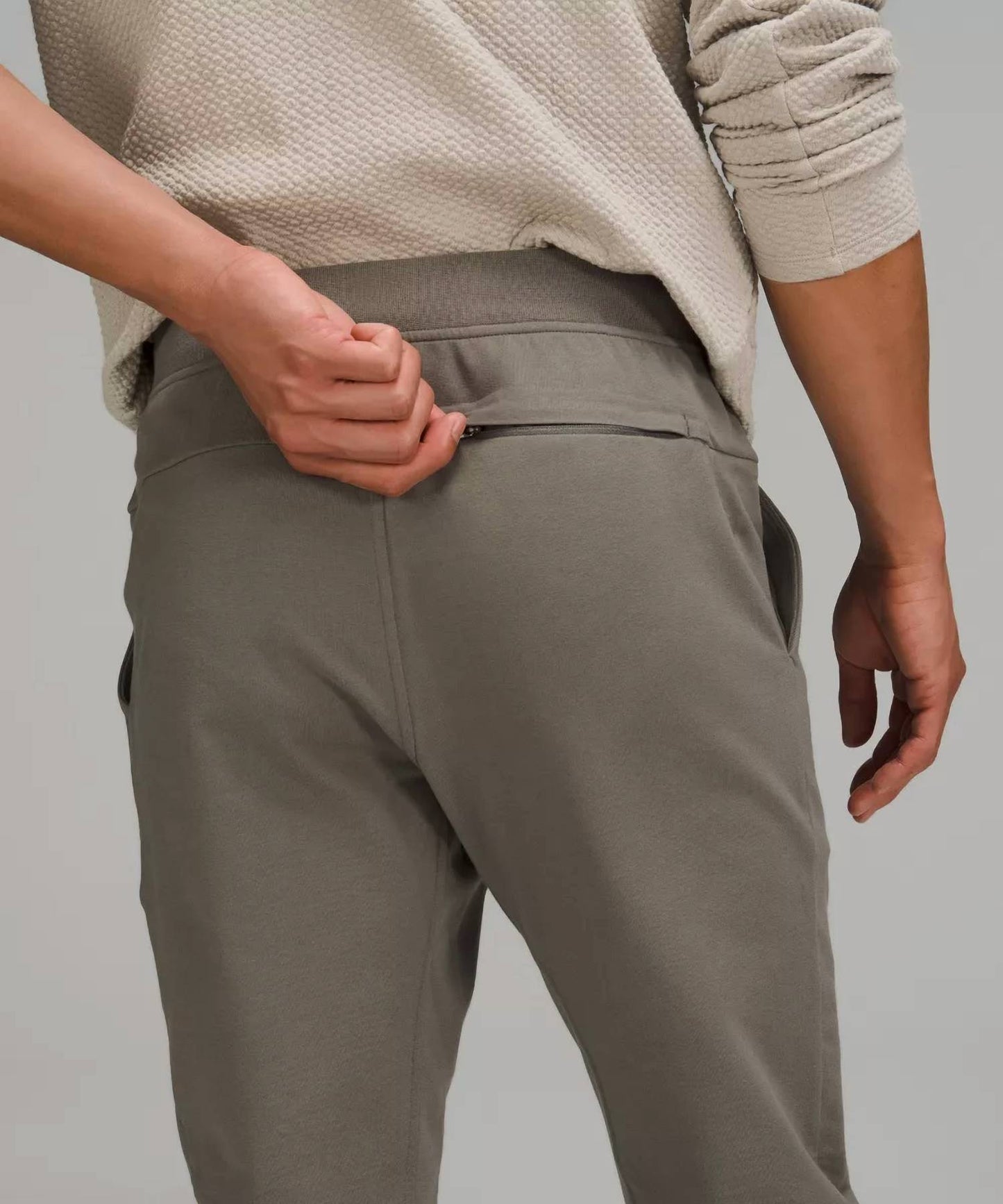 Pantalón deportivo color gris