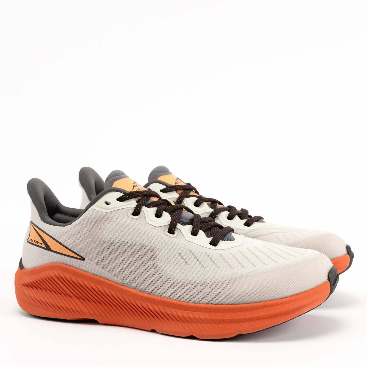 Zapatos de hombre color gris y naranja