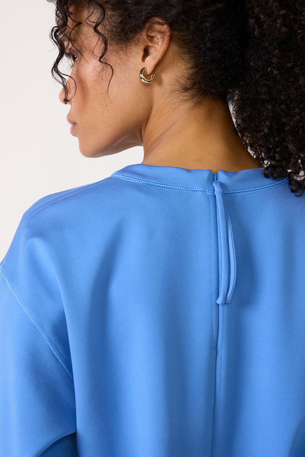 Top de mujer de manga larga con cuello redondo