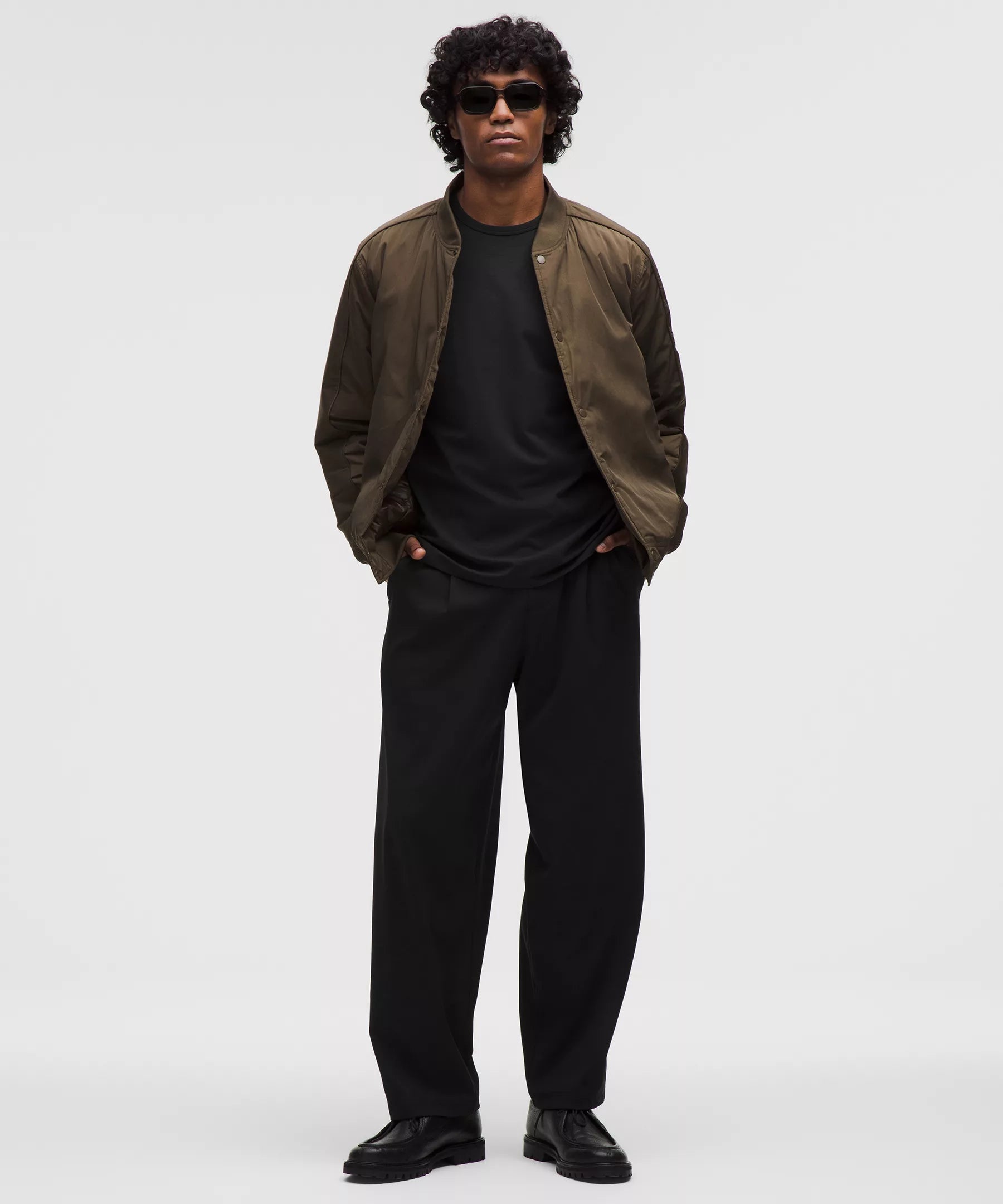 Pantalón de hombre de corte amplio con pliegues