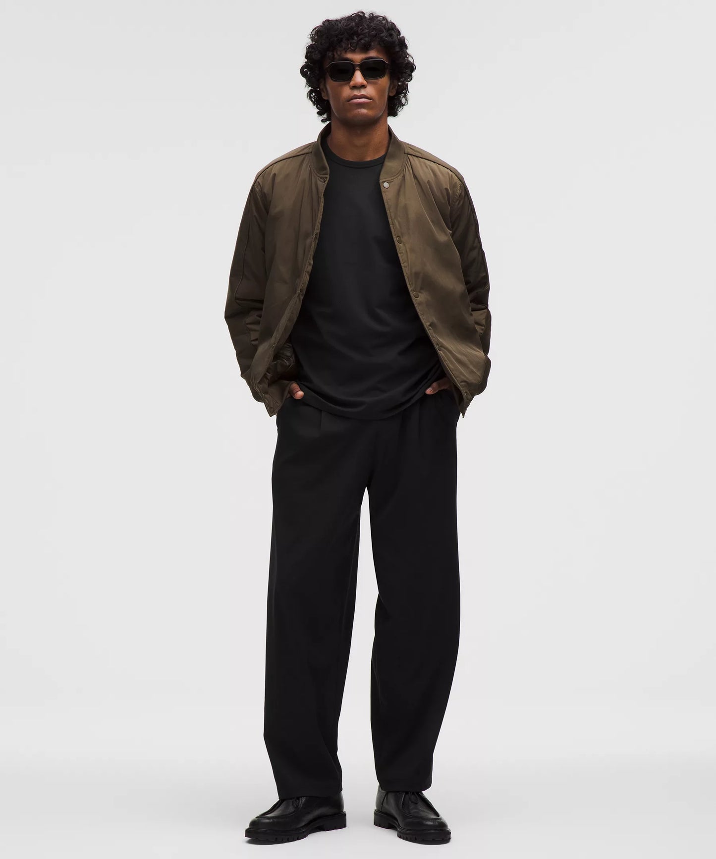 Pantalón de hombre de corte amplio con pliegues