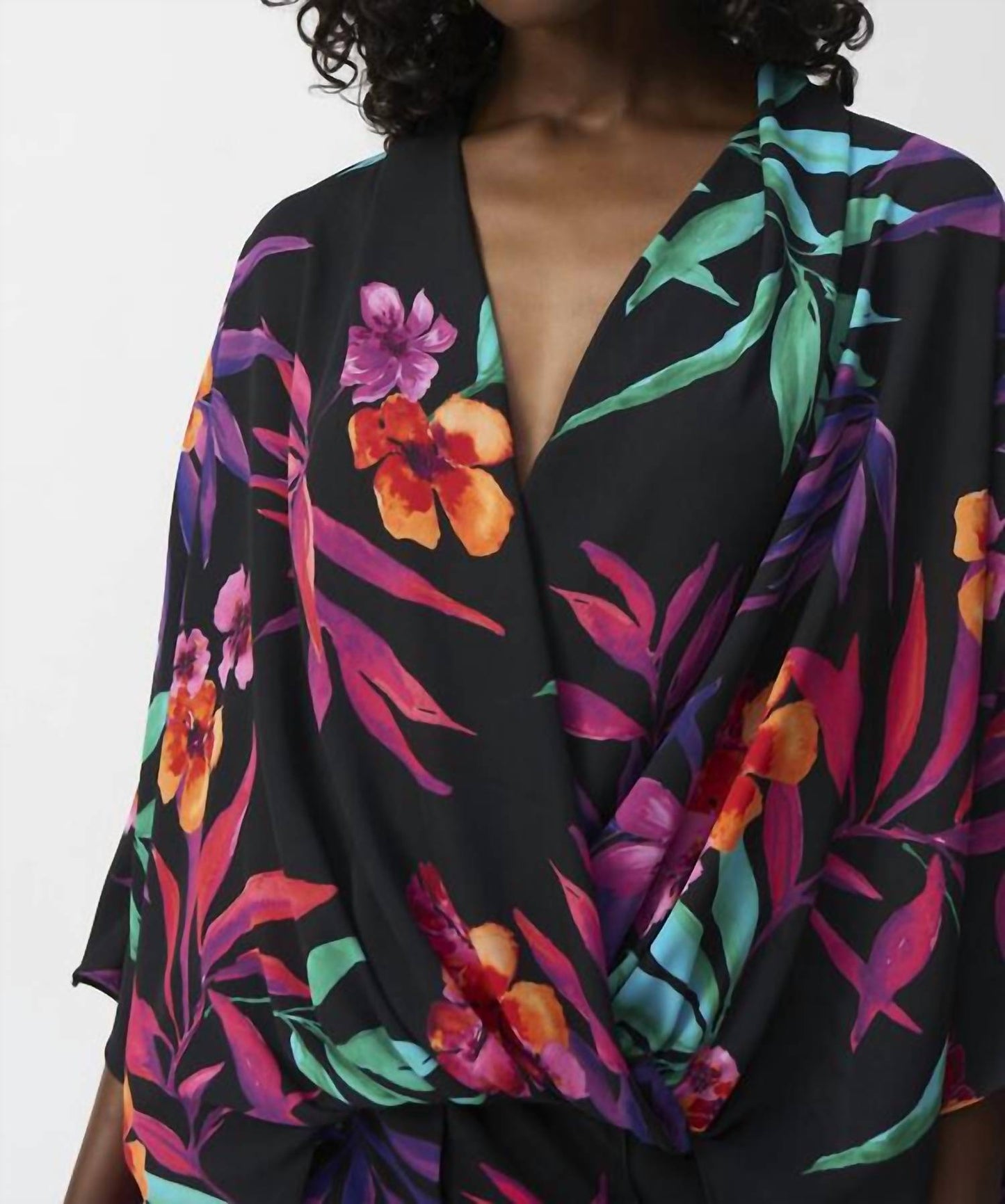 Suéter con cuello en V con estampado floral color negro