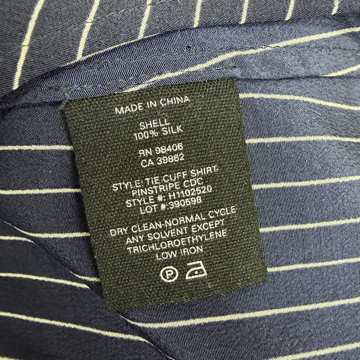 Blusa de seda a rayas color azul marino
