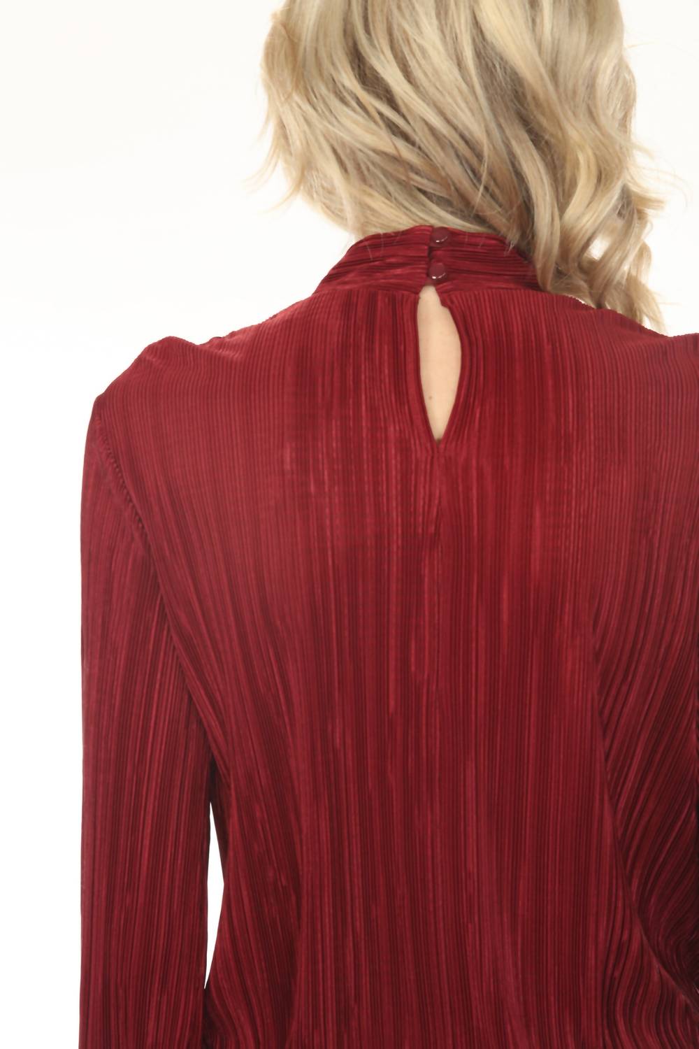 Top con cuello alto con pliegues color vinotinto