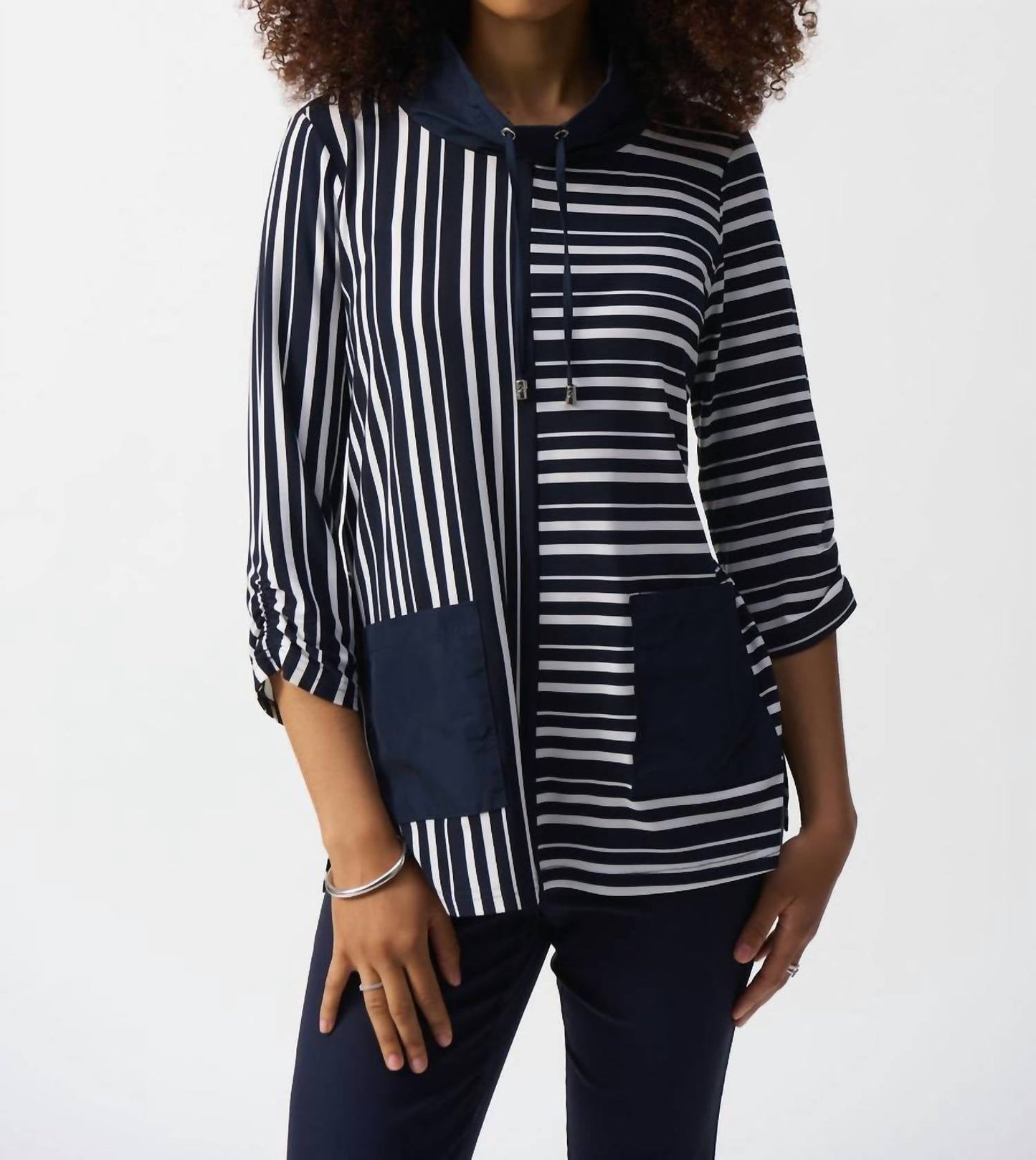 Top a rayas color azul marino y blanco