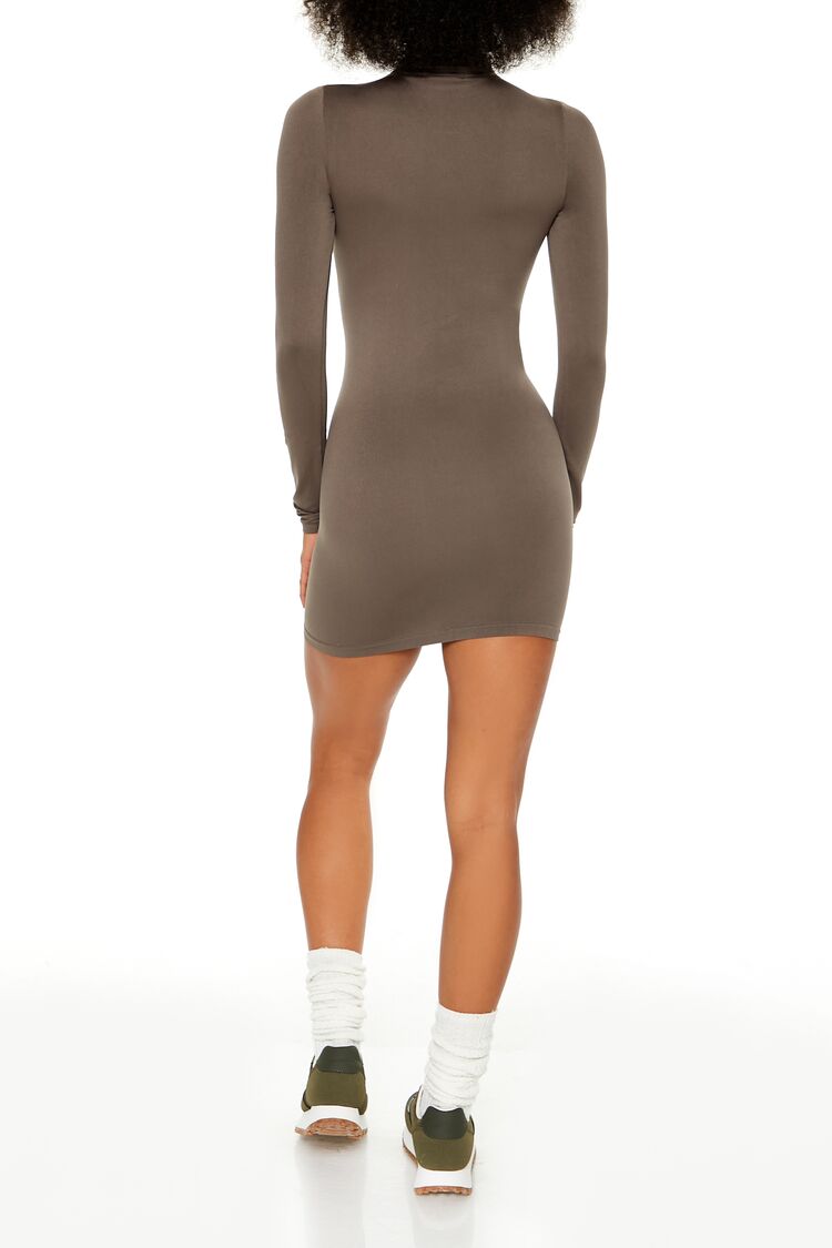 Vestido corto con cuello alto
