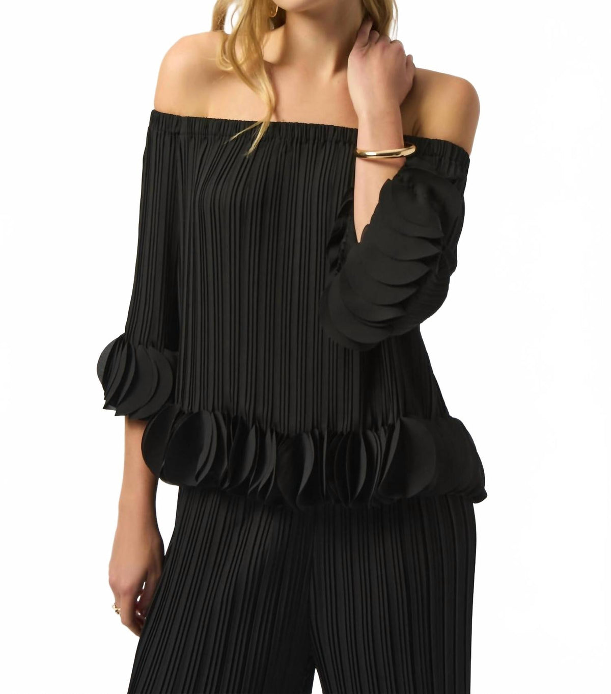 Top con hombros descubiertos con pliegues color negro