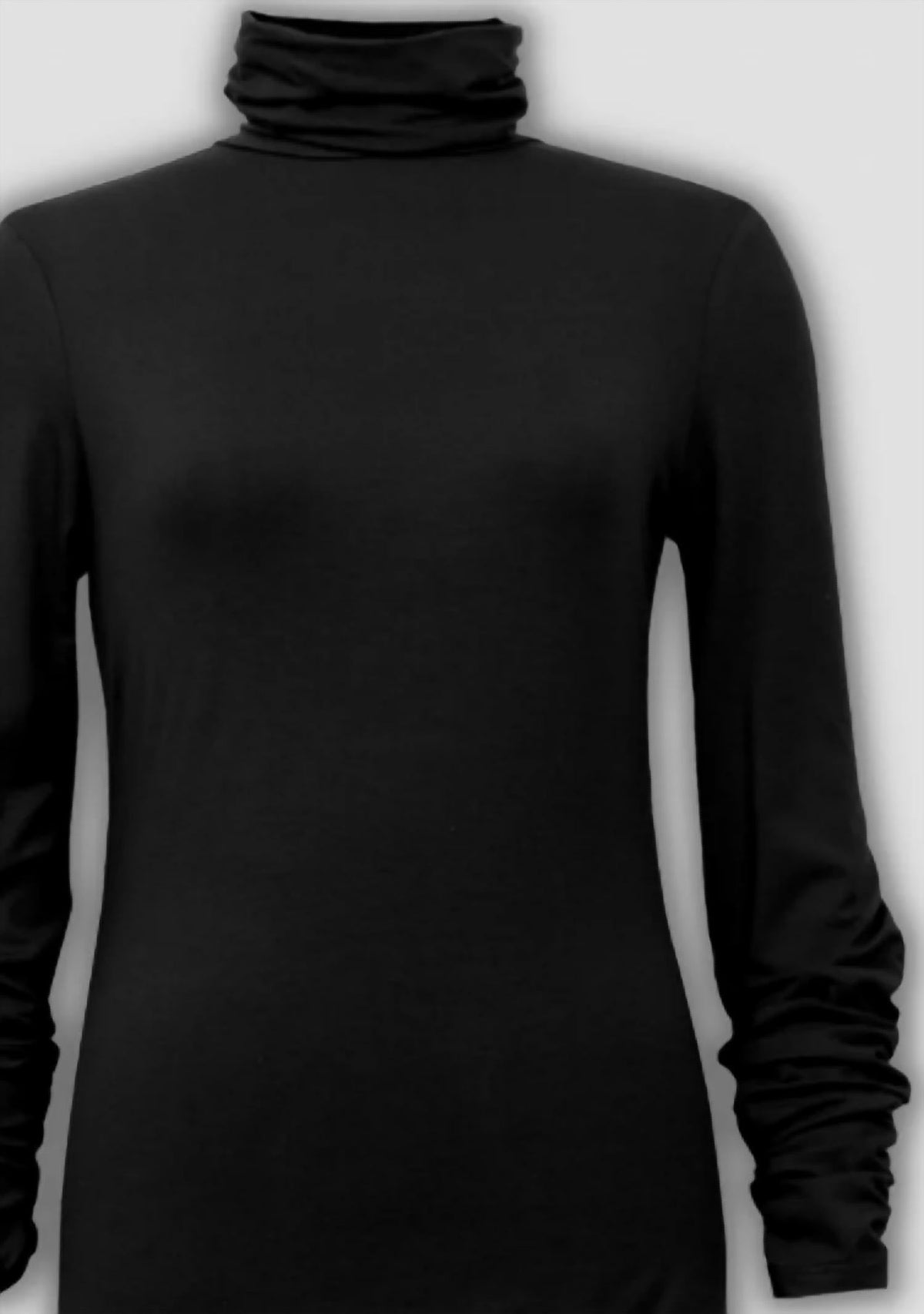 Top de mujer con cuello alto color negro