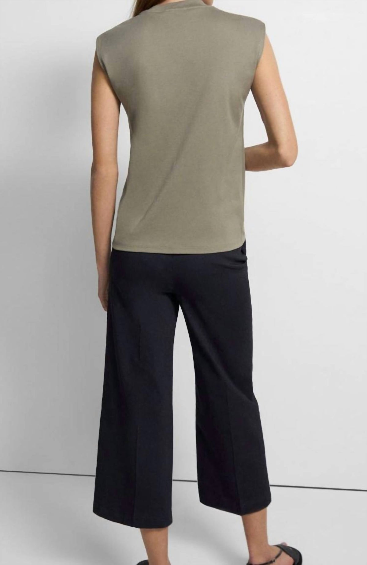 Top sin mangas color gris