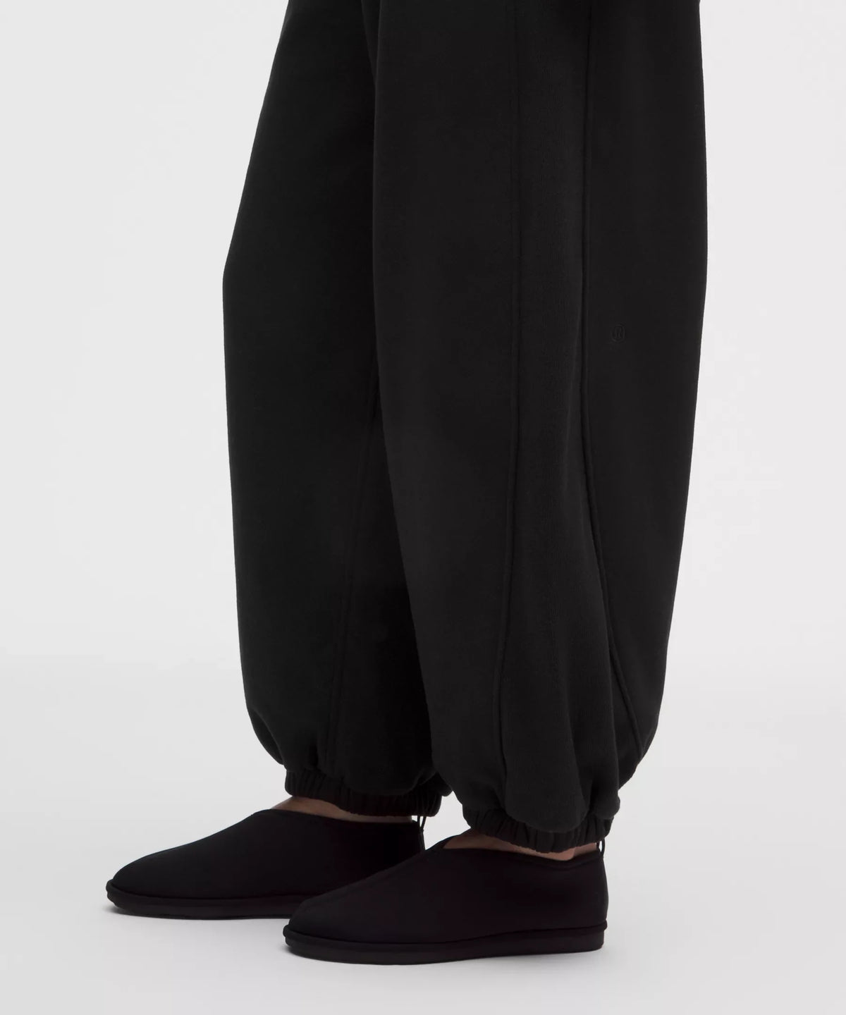 Pantalón deportivo de corte amplio