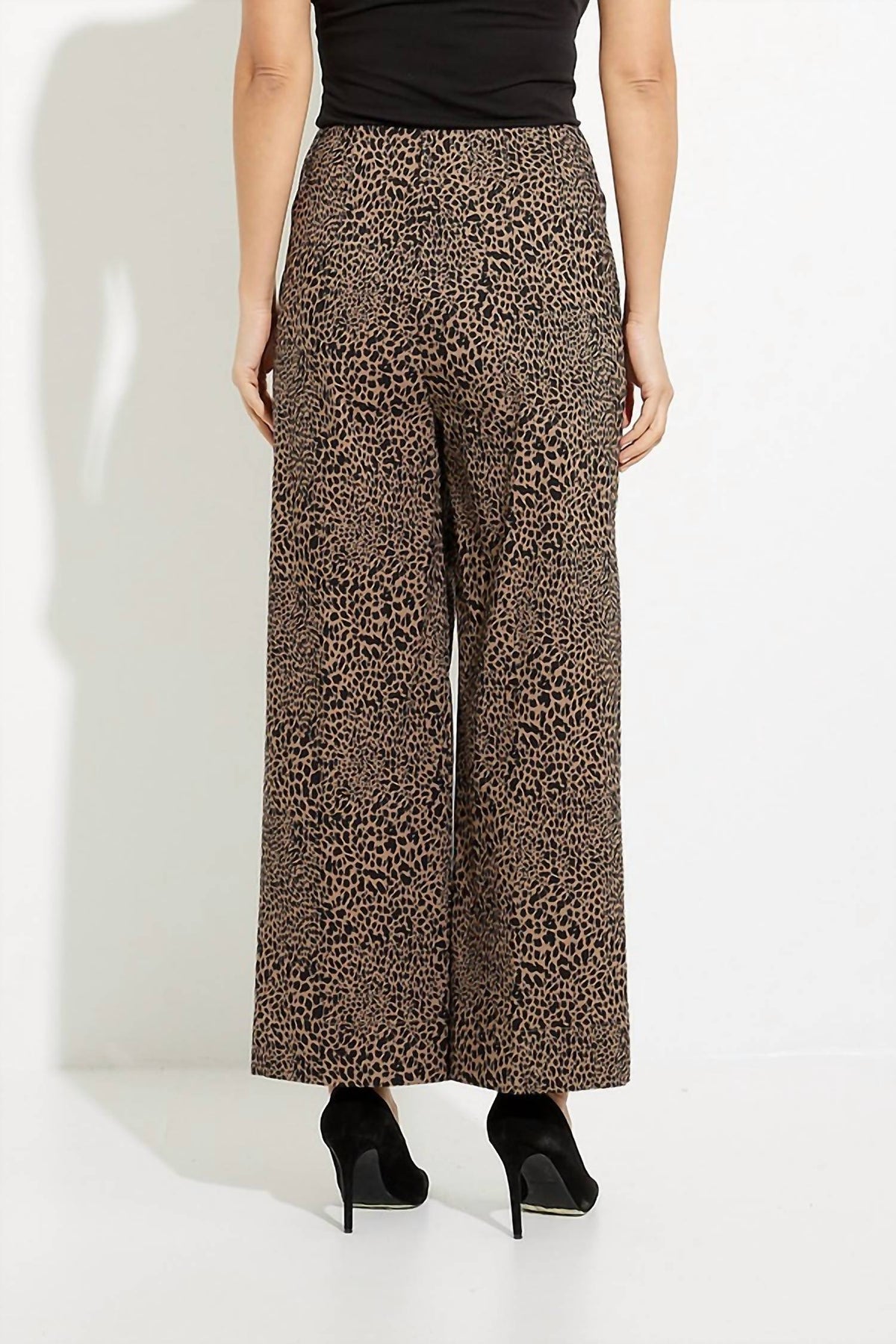 Pantalón de pierna ancha con estampado animal color negro y café