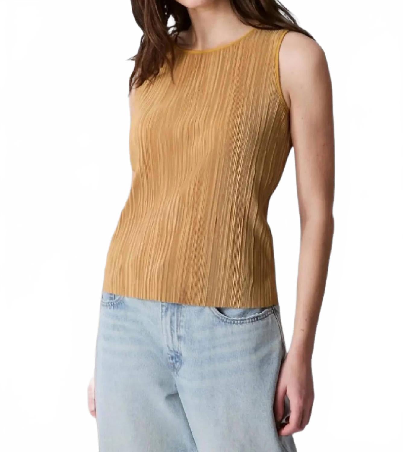 Camiseta sin mangas color amarillo y dorado