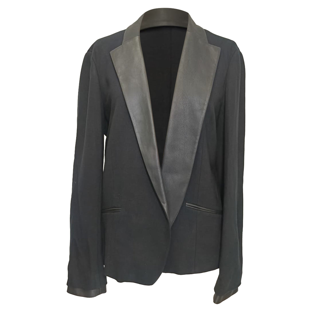 Blazer de cuero color negro