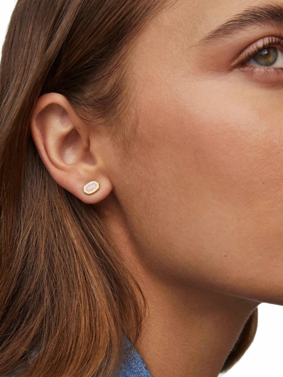Aretes de mujer color rosado