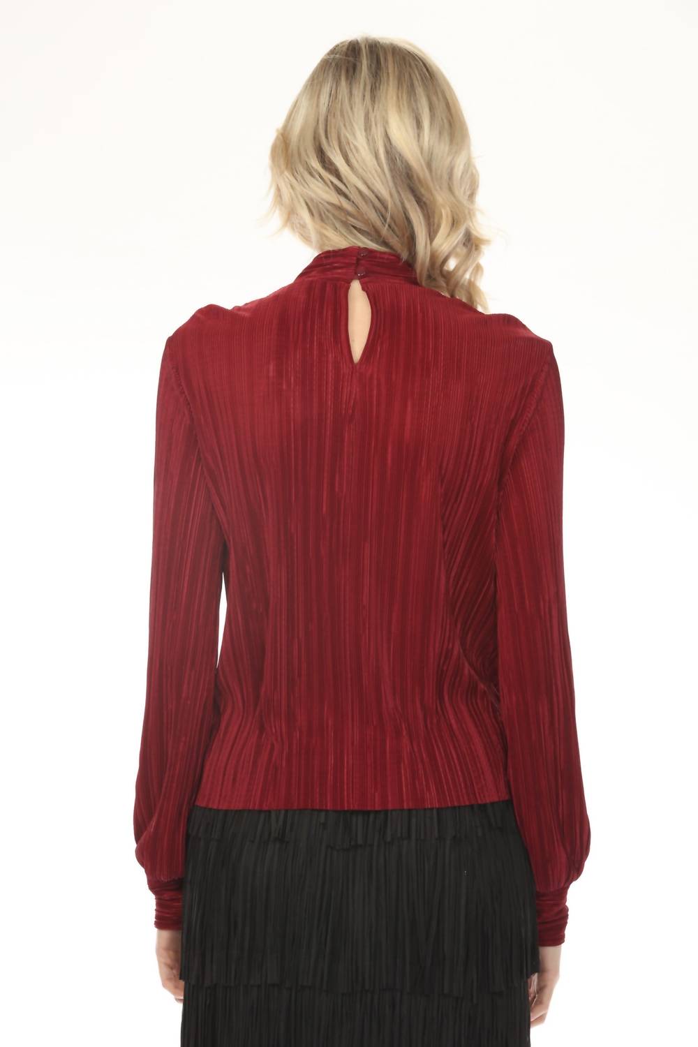 Top con cuello alto con pliegues color vinotinto