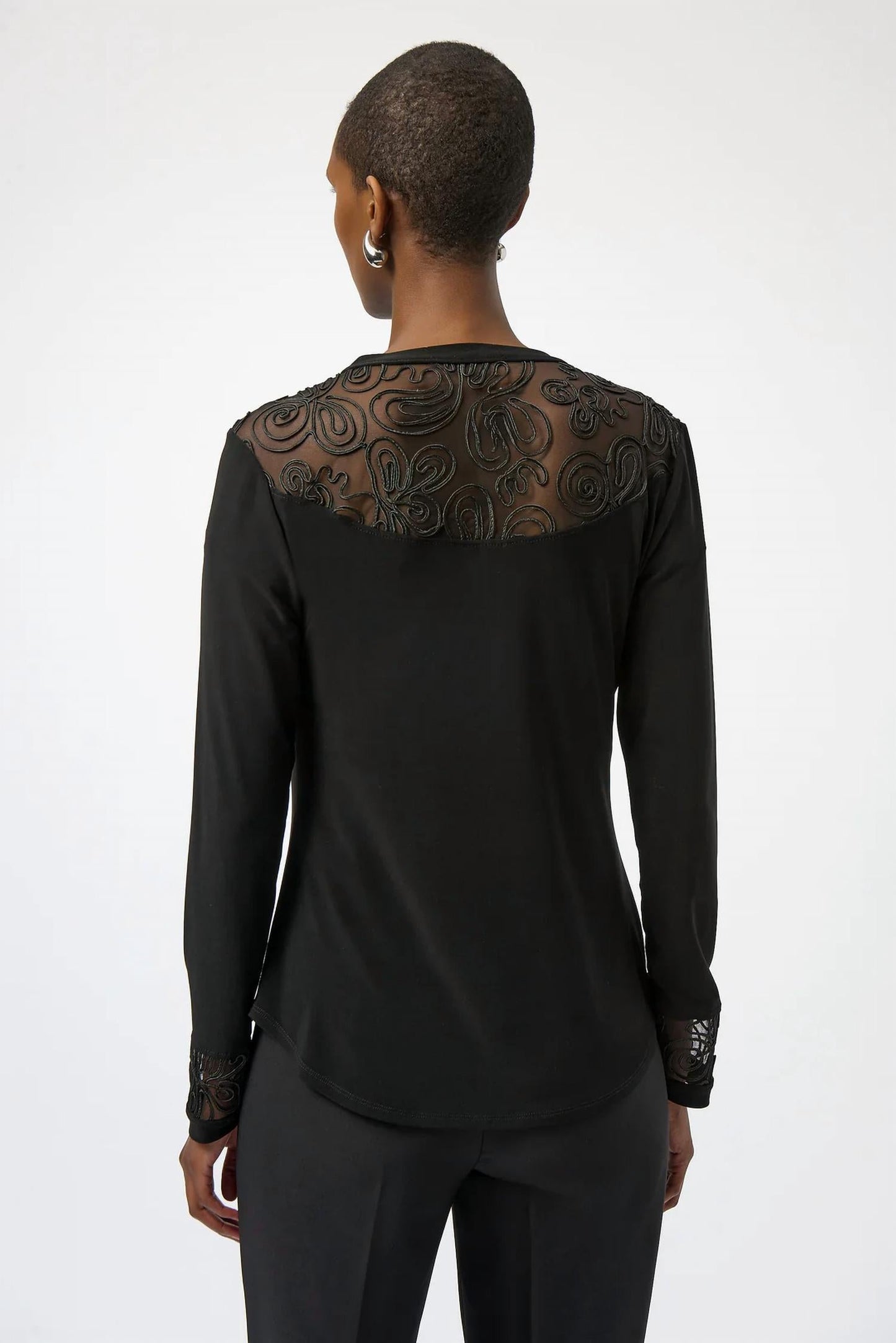 Top con cuello redondo color negro