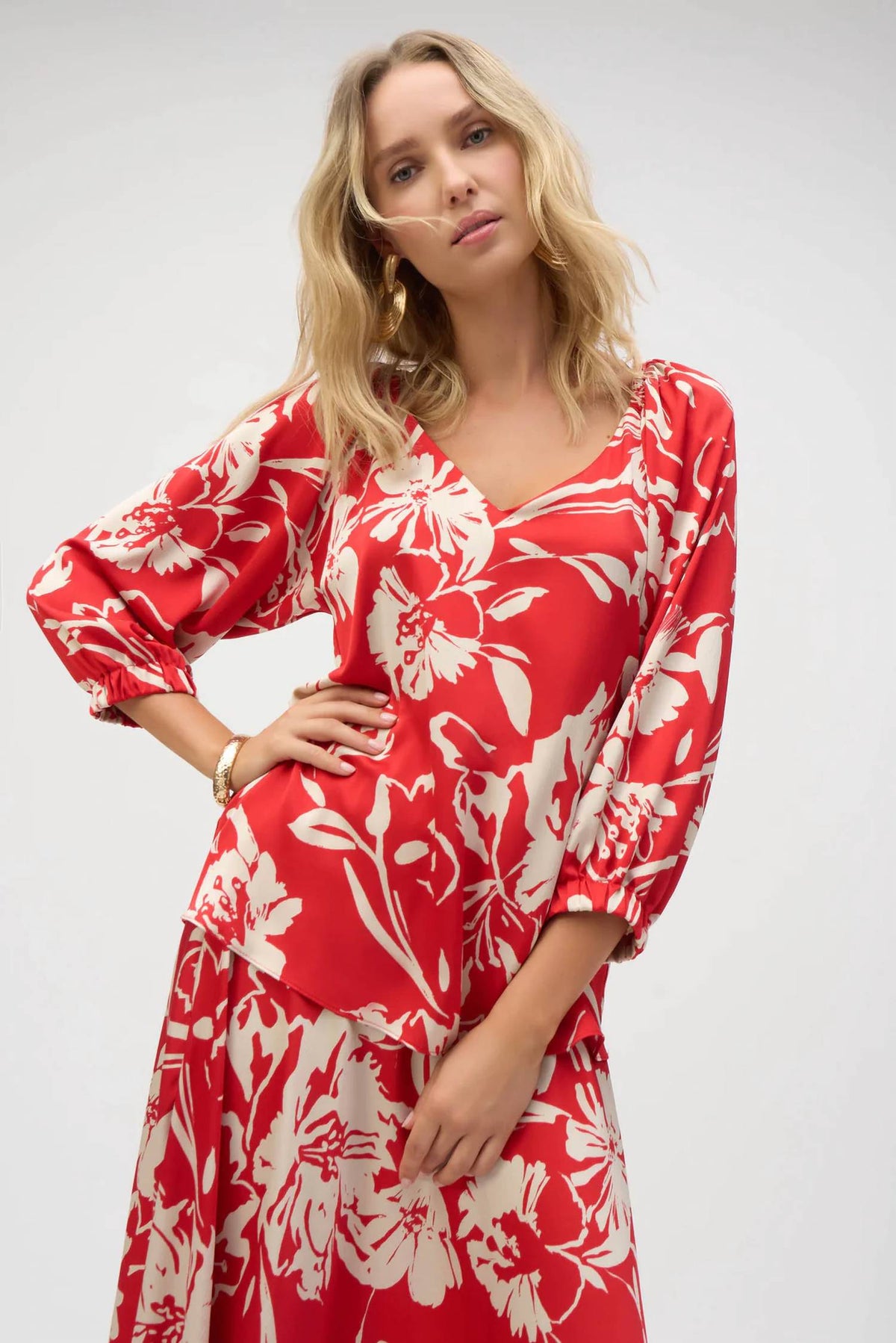 Top con estampado floral color rojo y crema