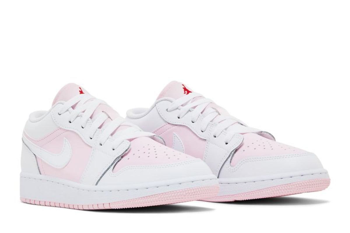 Calzado de mujer color blanco y rosado y rojo