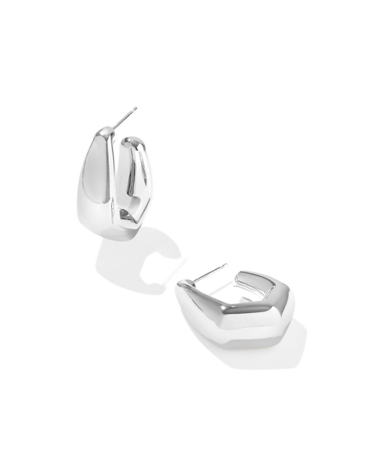 Aretes de mujer color plateado
