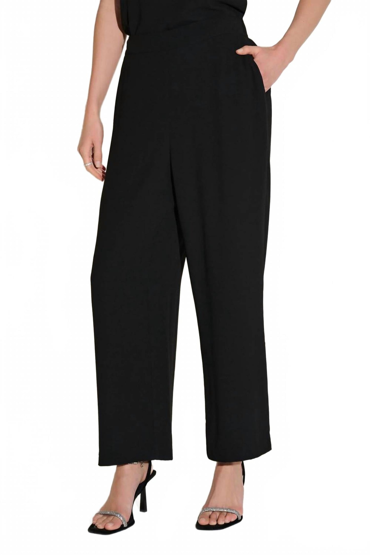 Pantalón de corte recto color negro