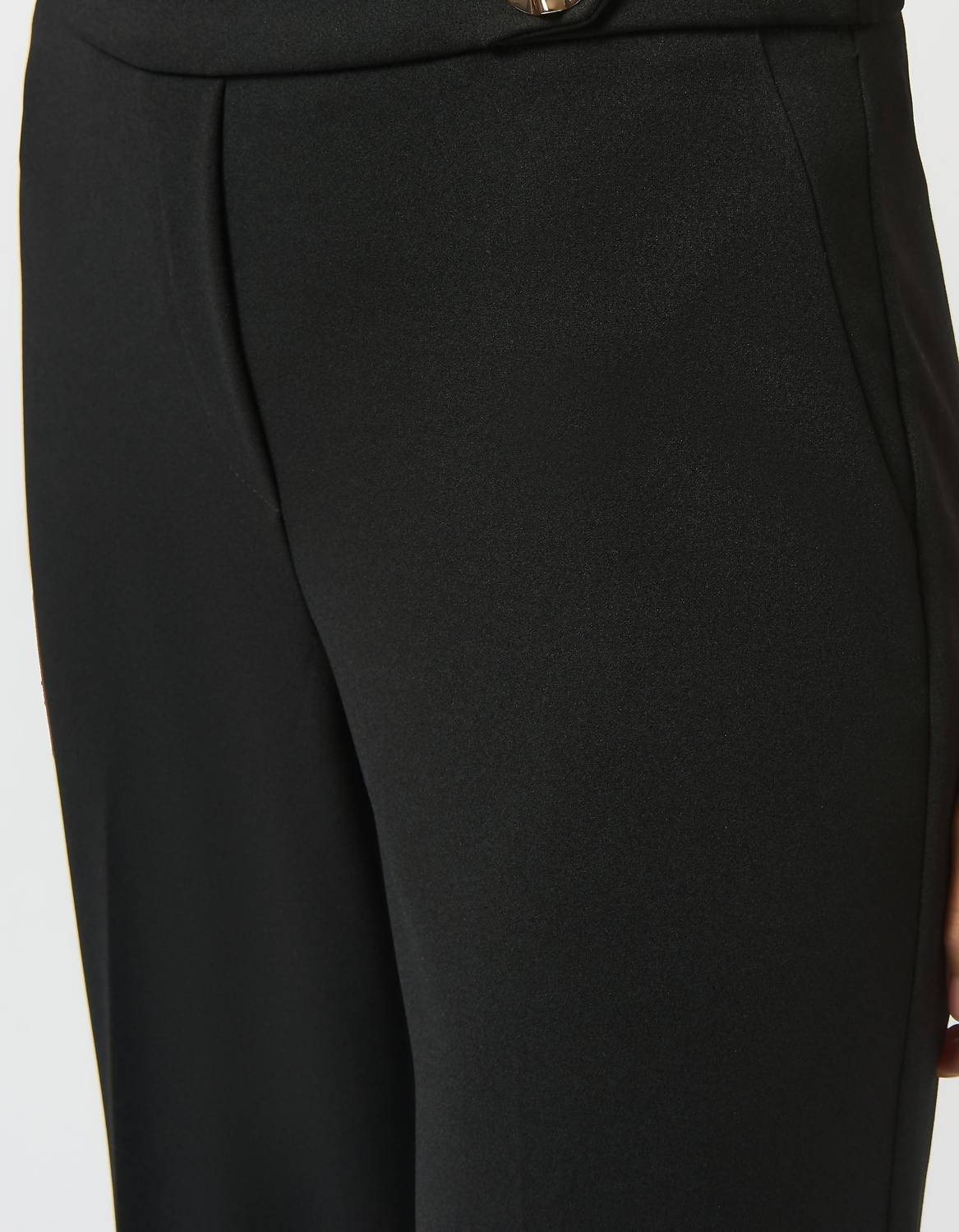 Pantalón de tiro medio color negro