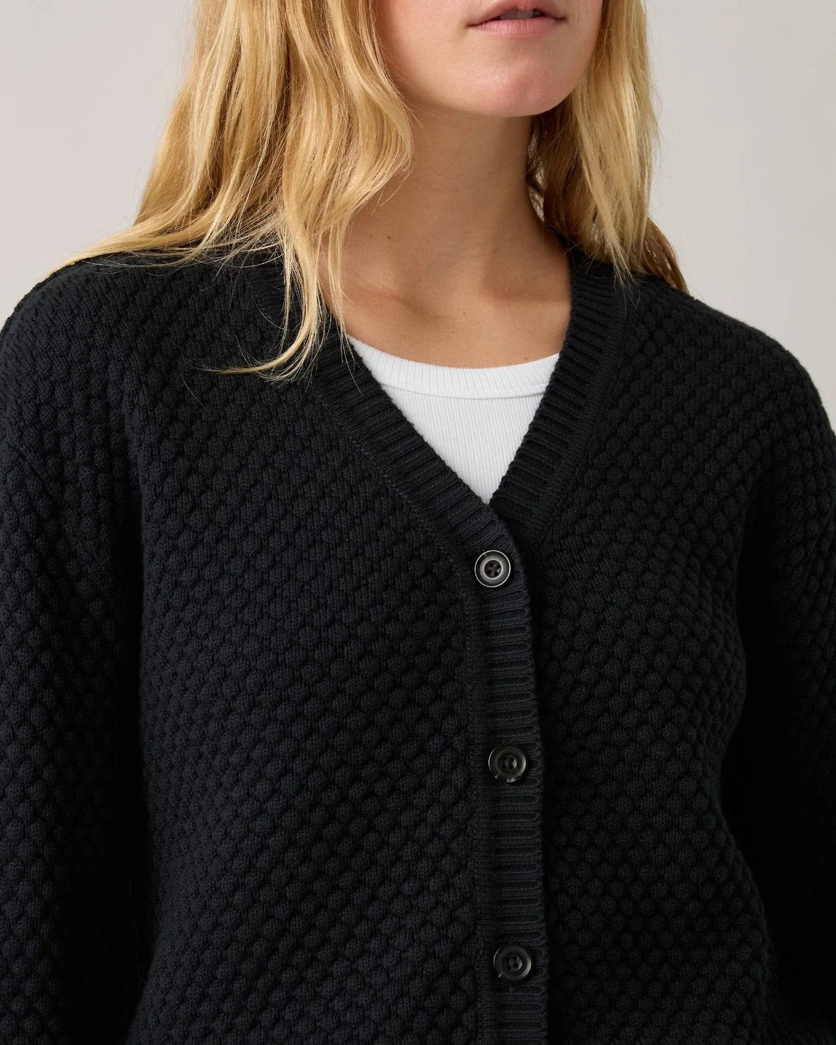 Cárdigan de mujer de algodón con cuello en V color negro