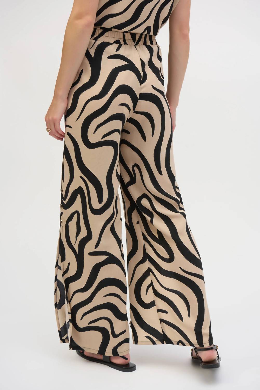 Pantalón de pierna ancha color negro y beige