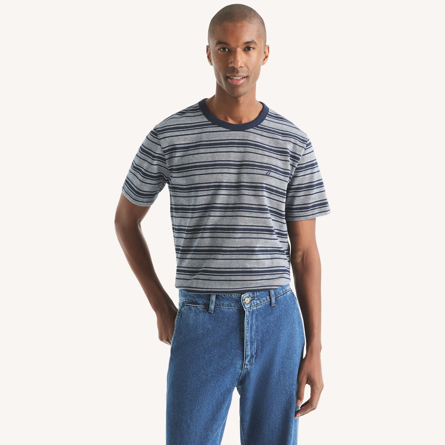 Camiseta de hombre con cuello redondo a rayas