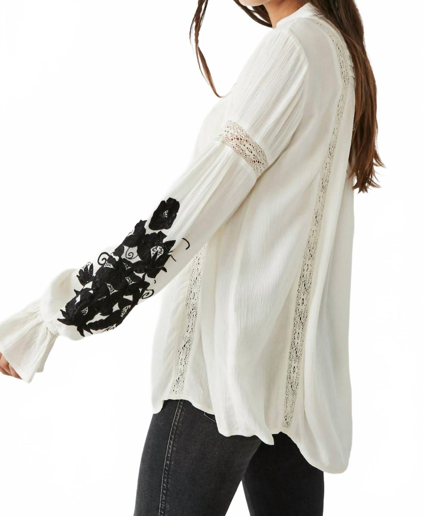 Top de manga larga con cuello en V con bordado color blanco